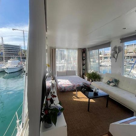 Light Bedroom In A Home Boat Barcelona Ngoại thất bức ảnh