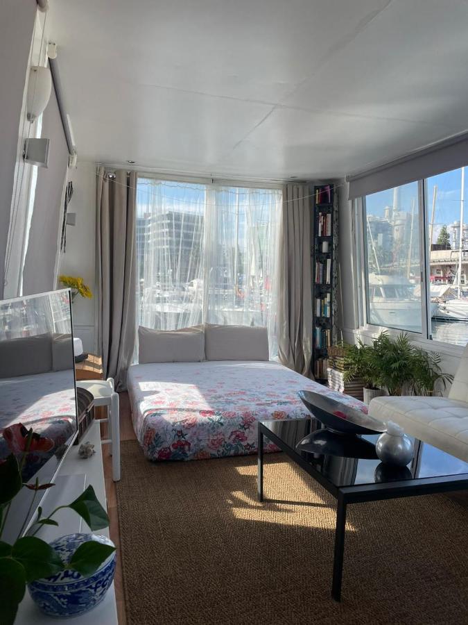 Light Bedroom In A Home Boat Barcelona Ngoại thất bức ảnh