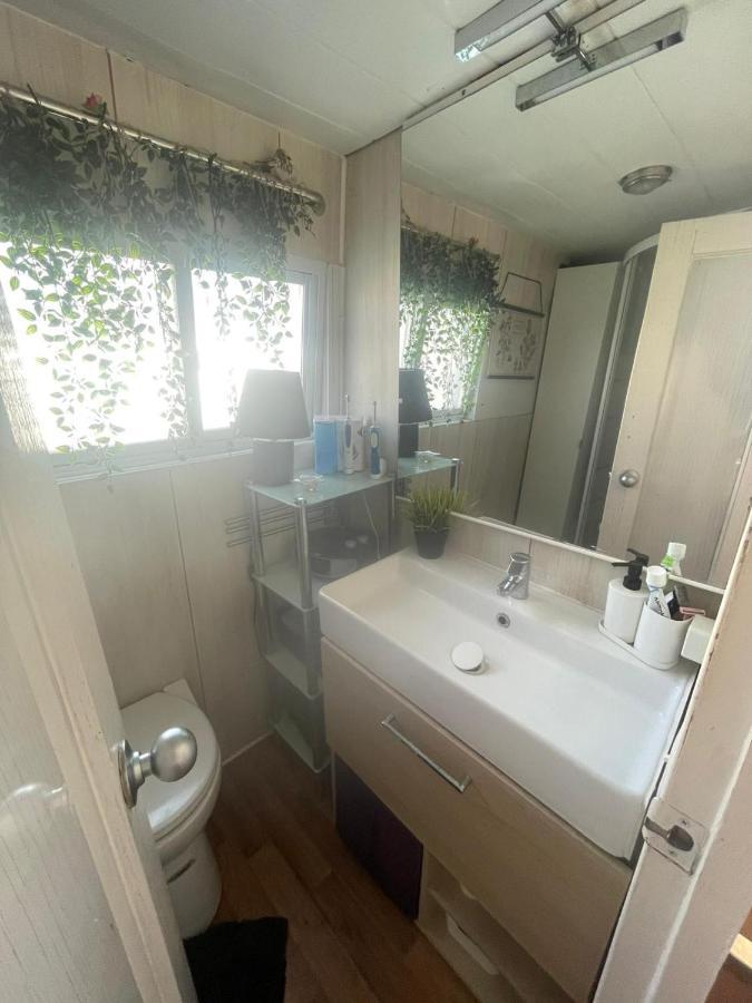 Light Bedroom In A Home Boat Barcelona Ngoại thất bức ảnh